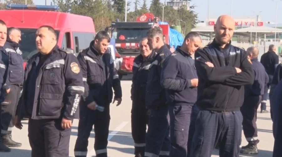 На ГКПП Капитан Андреево посрещнаха българските пожарникари, които помагаха в Турция