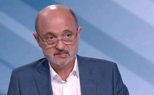 Здравният министър: Намерени са още хора извън камиона с мигранти