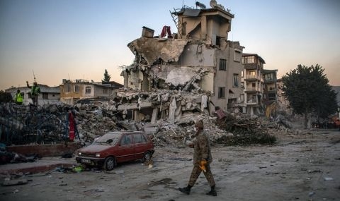 Броят на загиналите при земетресението в Турция наближава 40 000