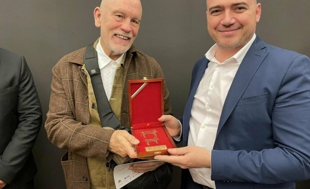 Илин Димитров покани Джон Малкович и Сандро Милър отново да се завърнат в България като туристи