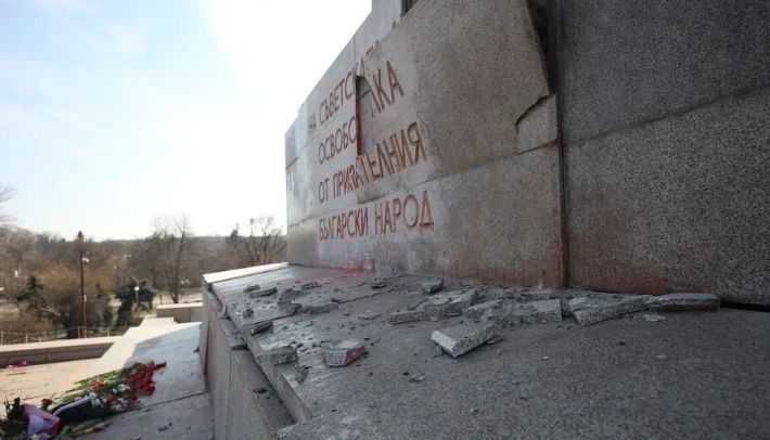 Разбиха плочата на Паметника на Съветската армия в София (СНИМКИ)