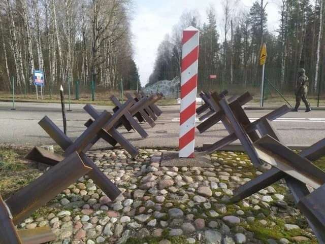 Полша постави противотанкови заграждания на границата с руския Калининград
