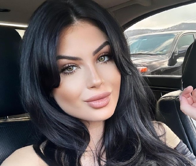 Тафкова се показа без сутиен и изтри снимката (СНИМКА)