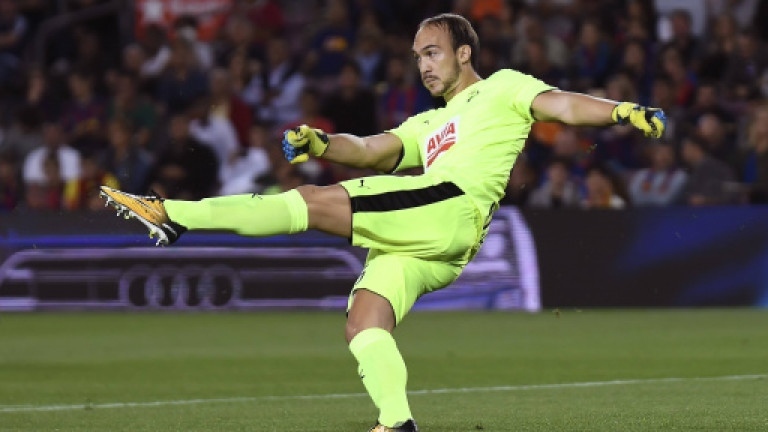 Вратарят на Севиля залови фен, опитал да го удари на терена  