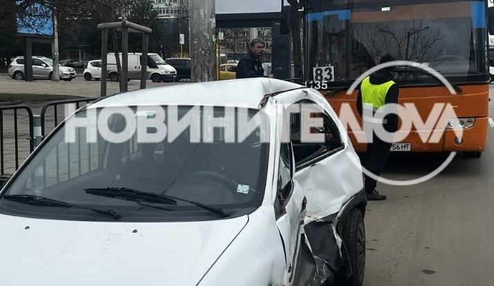 Автобус и кола се удариха в София (СНИМКИ)