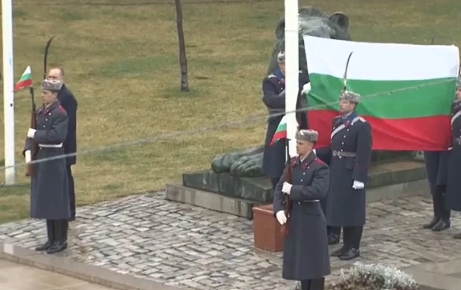 Издигнаха трибагреника с военен ритуал на паметника на Незнайния войн (ВИДЕО и СНИМКИ)