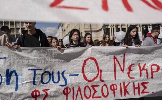 Хиляди на протест в Атина заради влаковата катастрофа