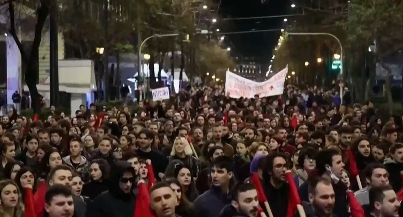 Протести и безредици заради тежката влакова катастрофа в Гърция