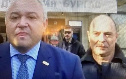 Скандално! Барети пазят денонощно министър Демерджиев
