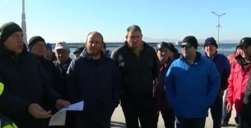 Рибари на протест заради правилата за улов близо до брега