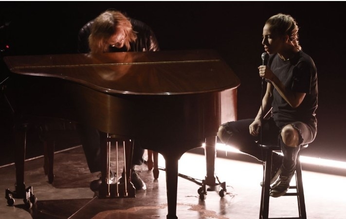 По дънки и без грим: Лейди Гага плени сърцата на всички с изпълнението си на Оскарите