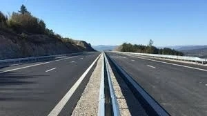 Кола се движи в насрещното на АМ Хемус (ВИДЕО)