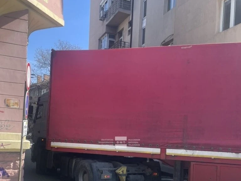 Тир се заклещи в локалното на Цариградско шосе в София (СНИМКИ)