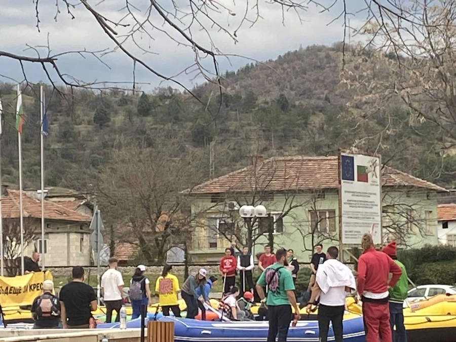 30 души с лодки викаха срещу АМ Струма в Кресна