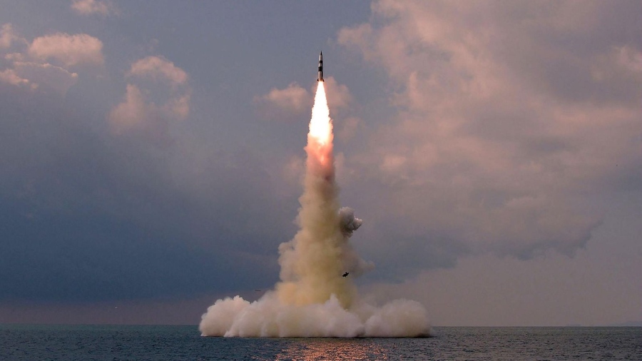 Северна Корея изстреля две балистични ракети  