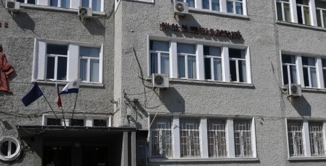Сигнали за бомби са получени в десетки училища в страната