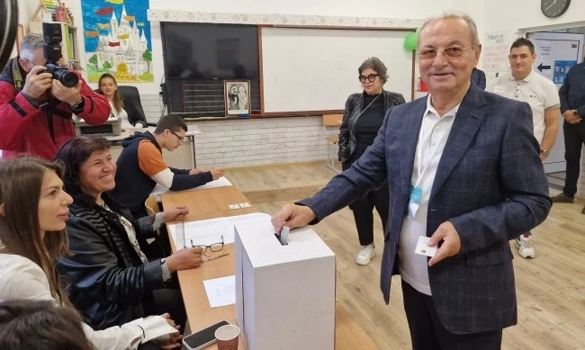 Ахмед Доган гласува рано по традиция  
