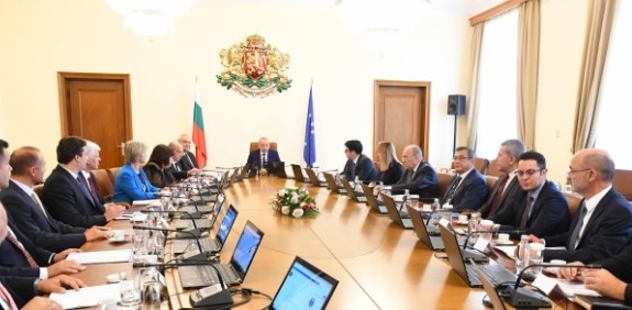 Служебното правителство тайно смени нови 9 посланици