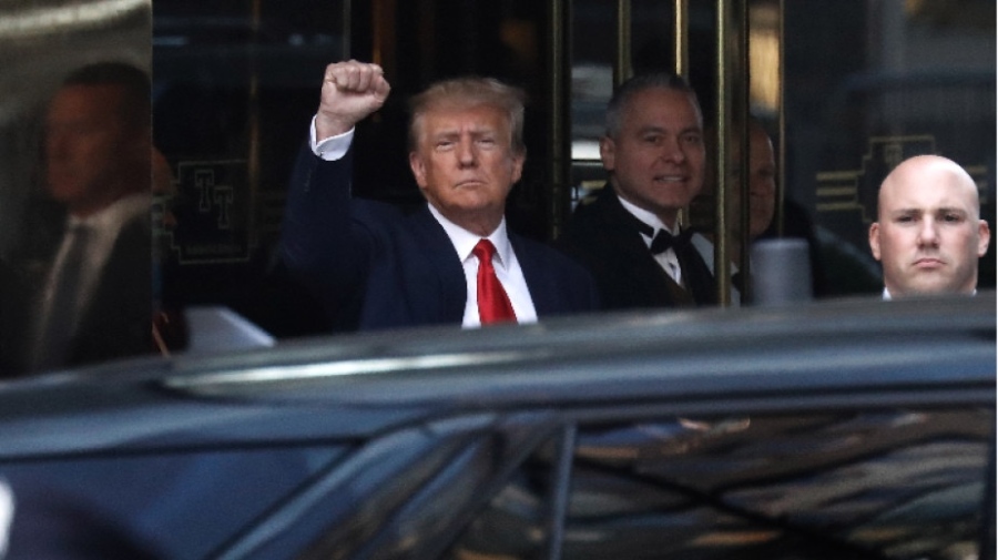 Тръмп е в съда в Манхатън, където ще му повдигнат обвинения