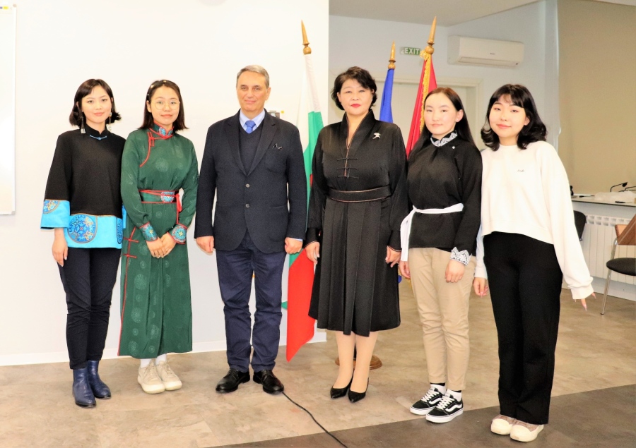 Ден на чуждестранните студенти в УХТ с гости дипломати 