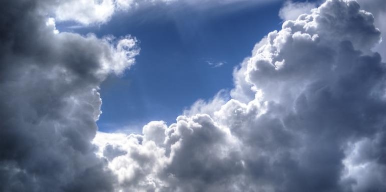 Облачен и дъждовен петъчен ден