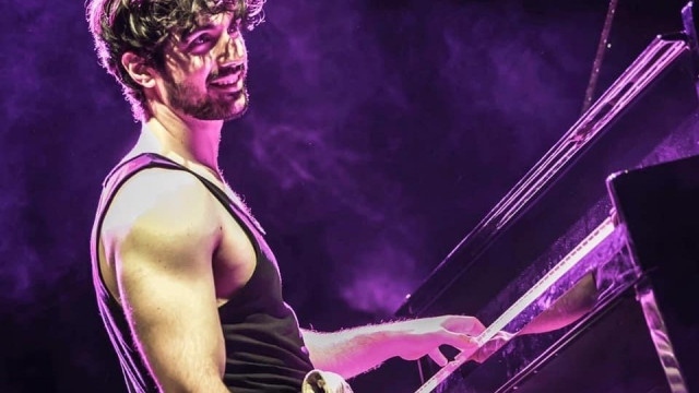 Евгени свири в Пловдив, а победителката от Ергенът го гледа от първия ред