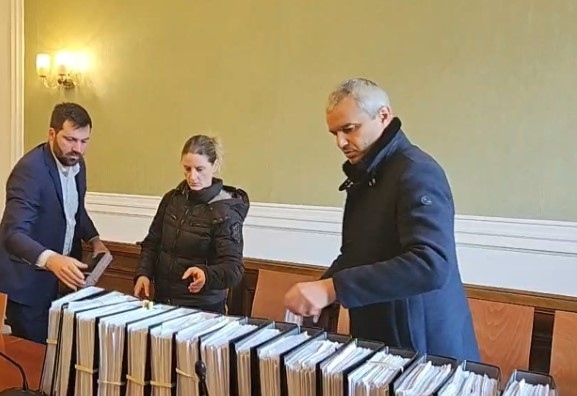 Възраждане внесе в парламента 590 000 подписа за референдума за еврото