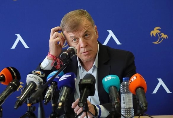 Наско Сираков тръгна с охрана