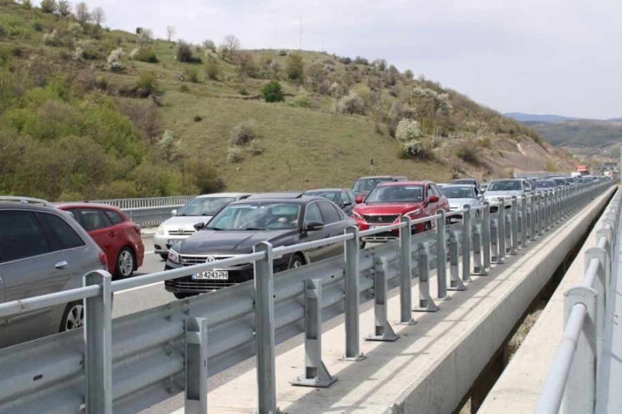 Огромна опашка от автомобили на АМ Тракия