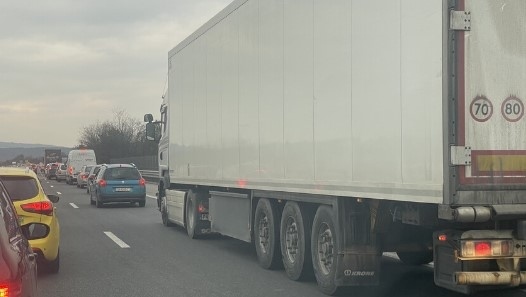 Ограничения за камионите по АМ Тракия заради трафика преди Великден