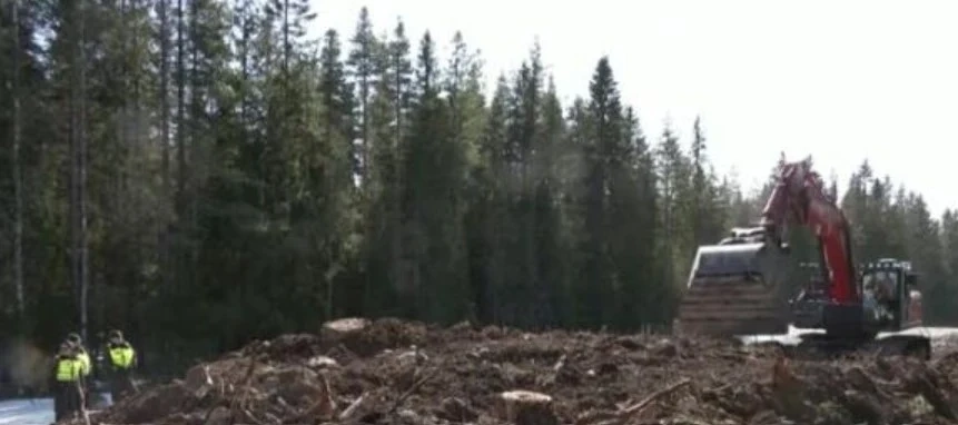 Финландия строи ограда с бодлива тел на границата с Русия (СНИМКИ)