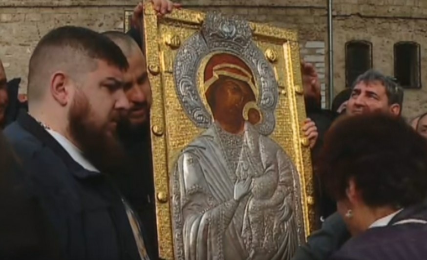 Тръгна литийното шествие с иконата на Богородица от Бачковския манастир