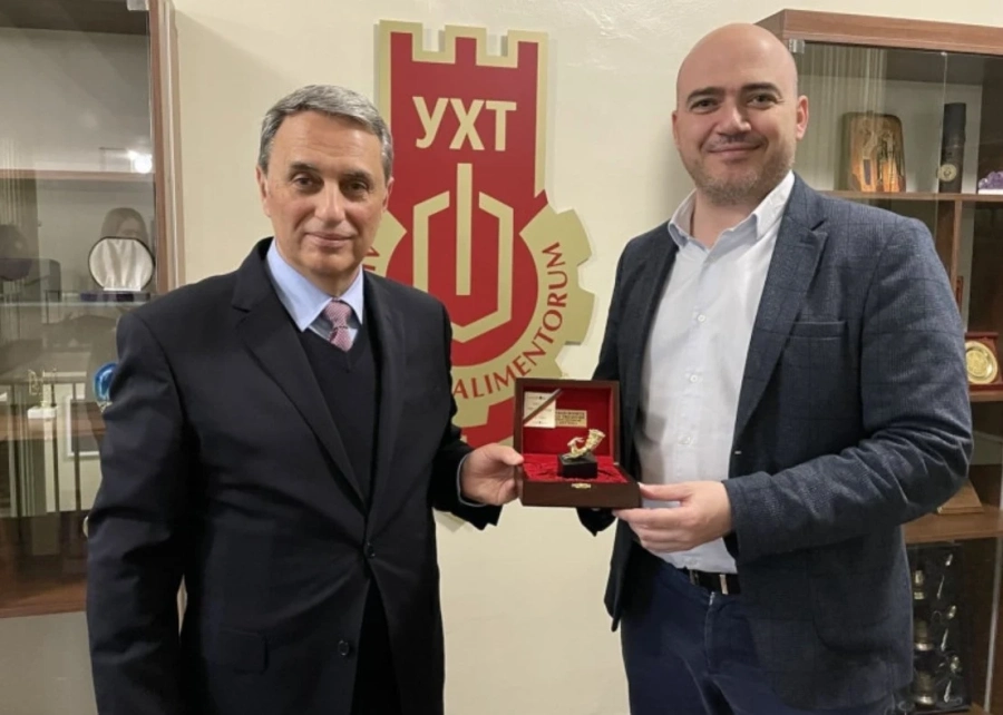 Министерството на туризма отличи ректора на УХТ проф. Пламен Моллов за принос в развитието на устойчивия туризъм и утвърждаване престижа на Бранд България