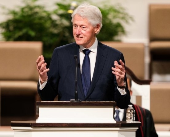Бил Клинтън ще посети България по покана на Кирил Домусчиев