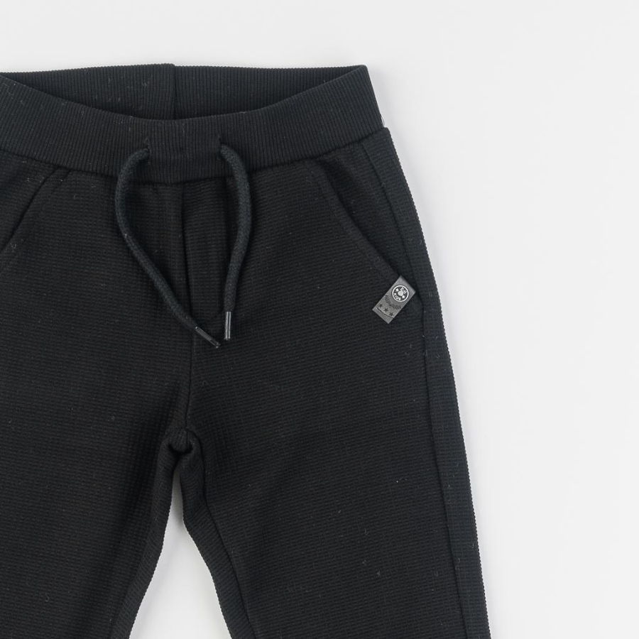 Удобно, евтино, унисекс: Настъплението на анцуга