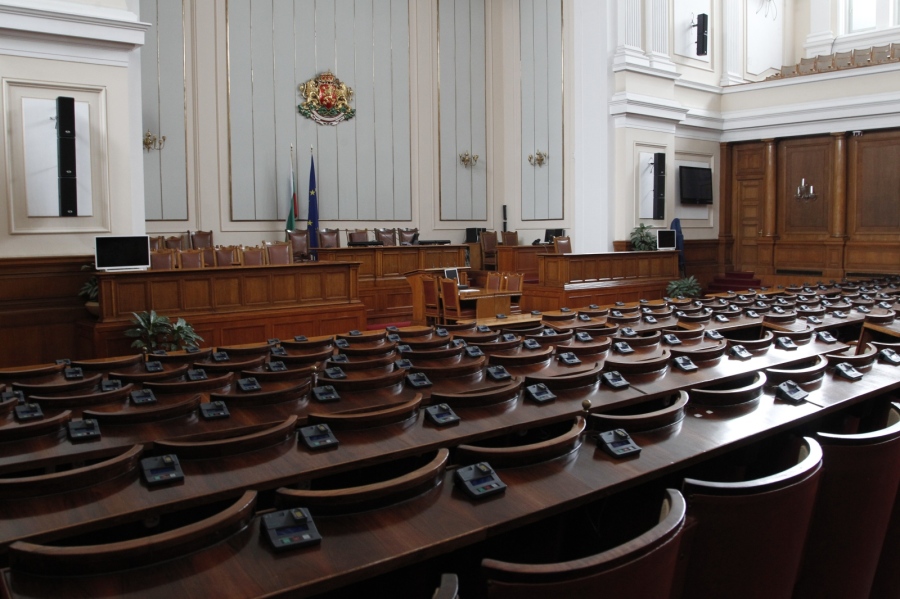 Парламентът приключи работа само за 35 минути и си гласува почивка утре