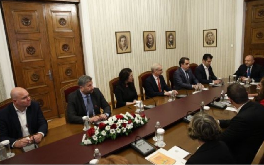 Радев влезе в тона на БСП и Възраждане - попита ПП-ДБ защо разговарят с ГЕРБ