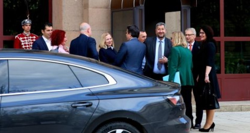 Радев и ПП-ДБ се споразумяха: Парламентът ще работи поне до средата на юни