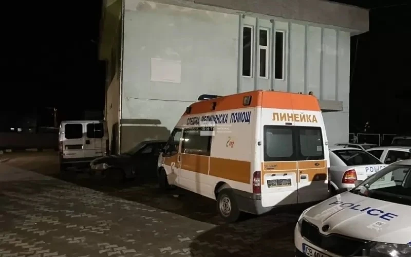 Полицията преследва линейка, натъпкана с мигранти
