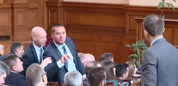 Лют скандал с обиди и нецензурни реплики в пленарната зала