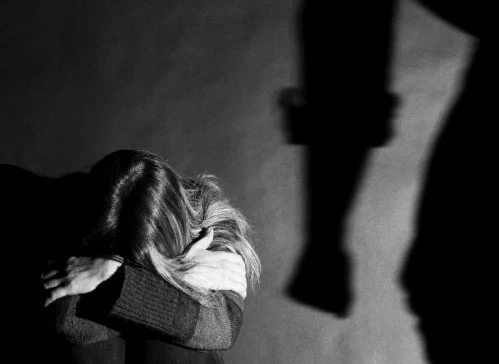 40-годишен в София удари жена си със стол: Ще ти счупя главата!