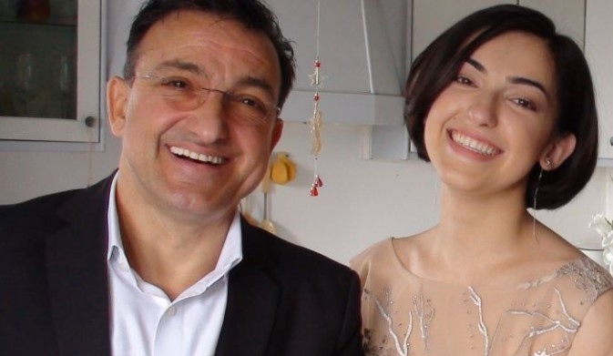 Дъщерята на Зуека не харесва картините му