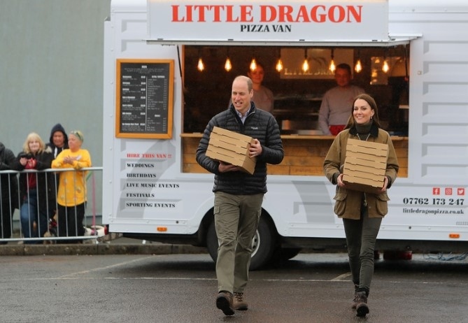 Принц Уилям и принцеса Кейт доставиха пици на отбор по ръгби (СНИМКИ)