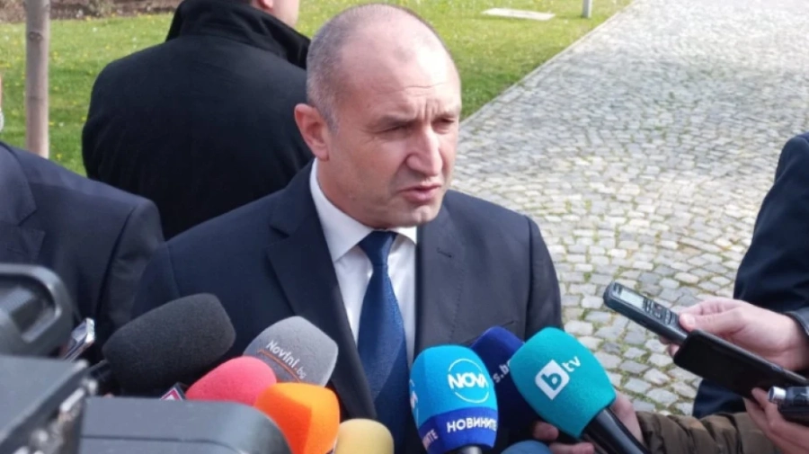 Радев: Дълг на всички институции е да уважават труда на българите