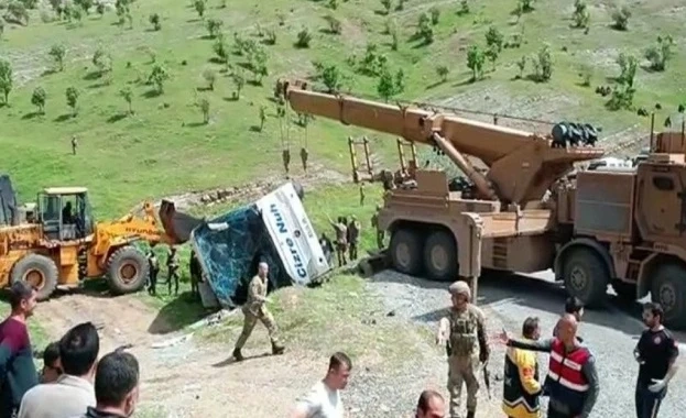 Автобус с деца катастрофира в Турция, трима загинаха