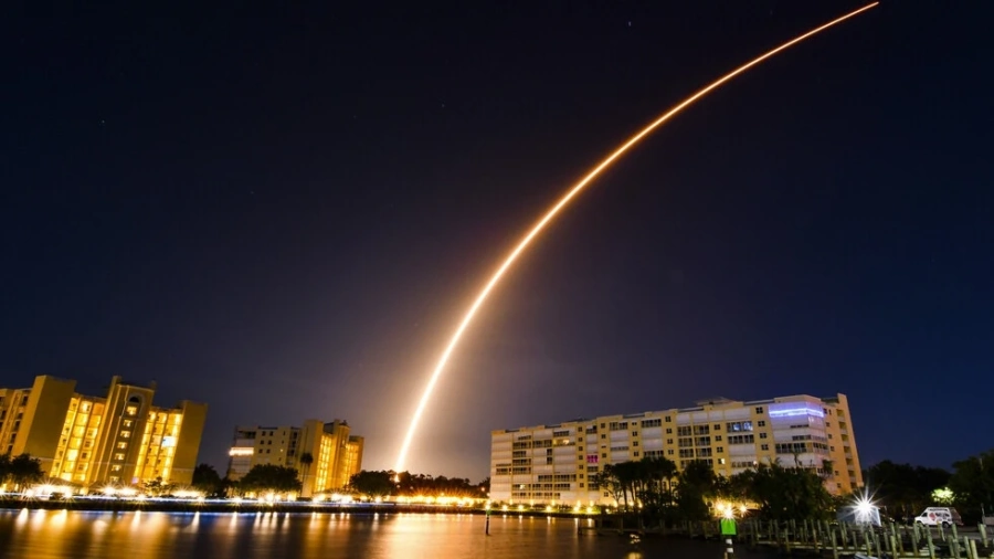 SpaceX изстреля 56 спътника от следващо поколение Starlink