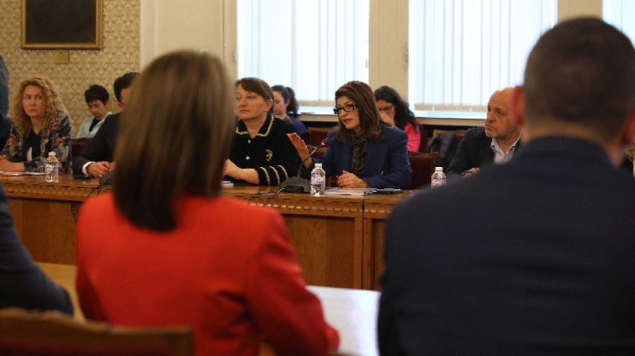 Без коментари след срещата на ГЕРБ-СДС с ПП-ДБ в парламента