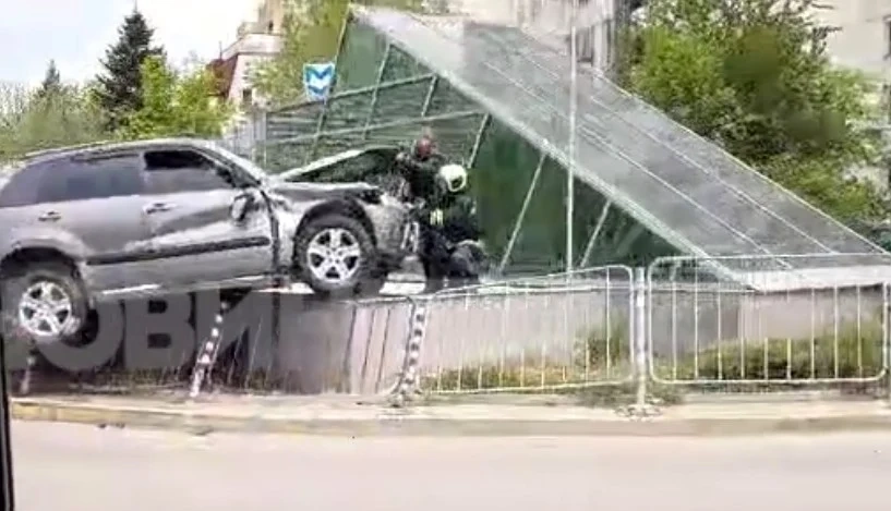 Джип се качи върху оградата на метростанция в София (СНИМКИ)