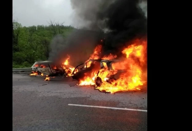 Две коли изгоряха след сблъсък на Хаинбоаз, проходът е затворен (СНИМКИ)