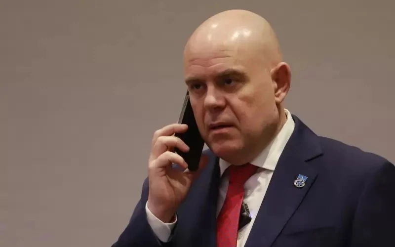 Гешев няма да коментира исканата му от Мария Габриел оставката